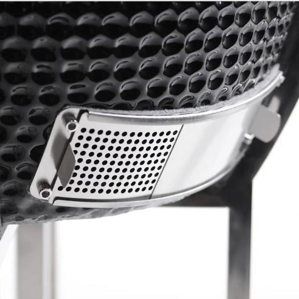 Thanks to their exceptional heat retention properties, you have precise control over achieving and maintaining high temperatures through the top and bottom vents.