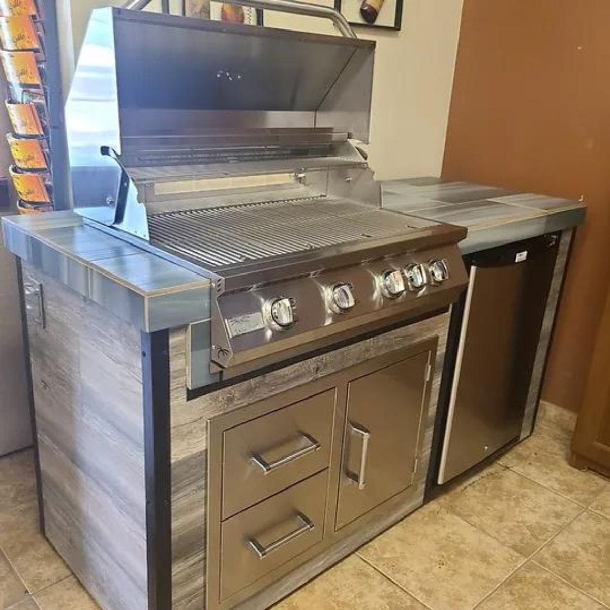 The Kokomo Elite 6' BBQ Island With Built In BBQ Grill Drift Wood Look Siding 30" Doors is one of the top-selling products from Kokomo Grills. 