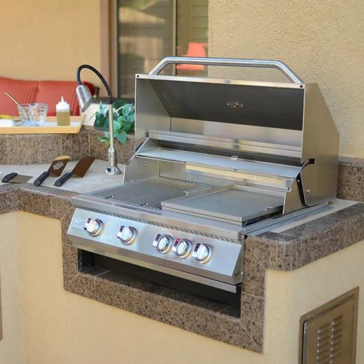 Sidewalls to keep food from falling into the grill.