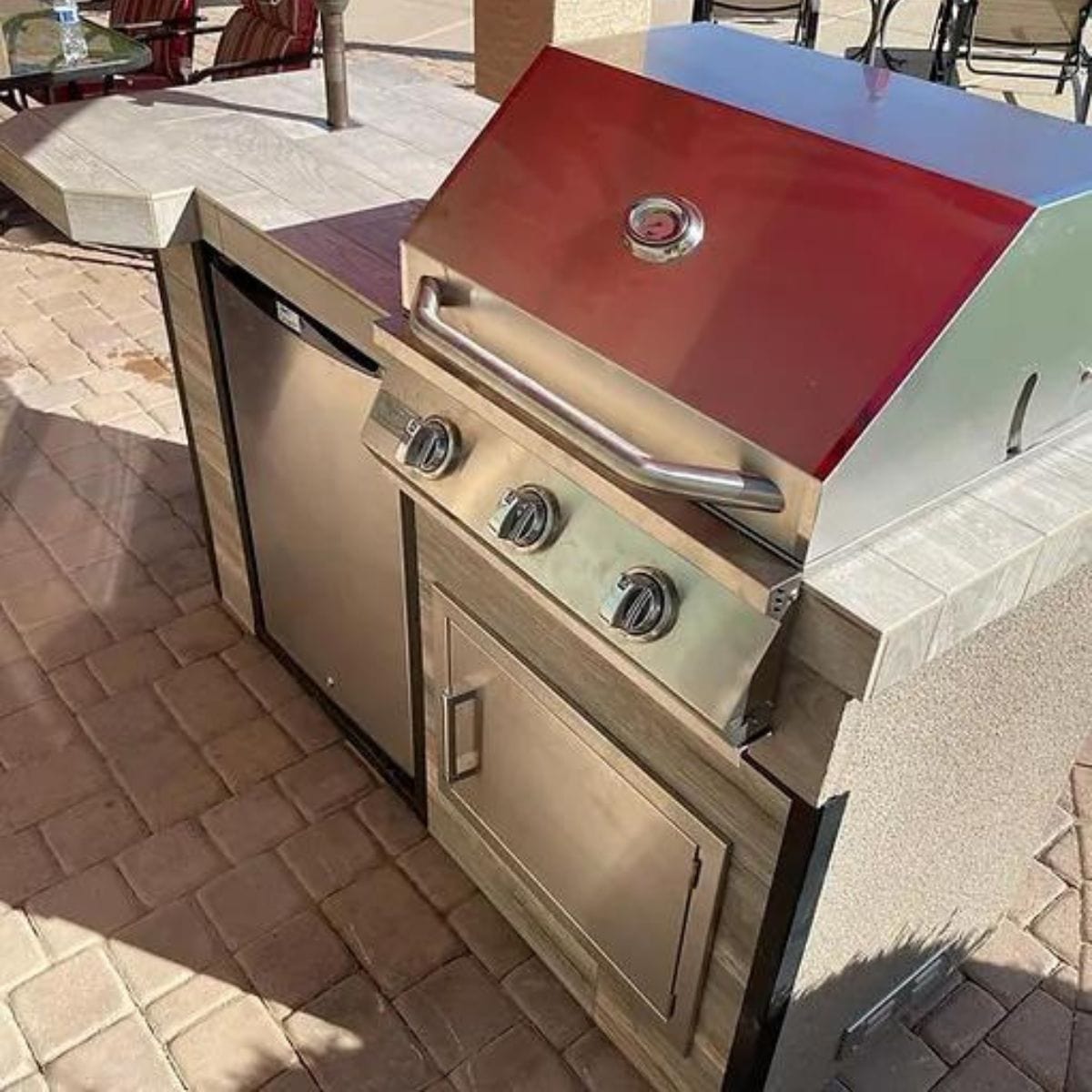 The Kokomo Mini Maui 6' BBQ Island with 33" Bar and Built In BBQ Grill is made from top-grade materials.