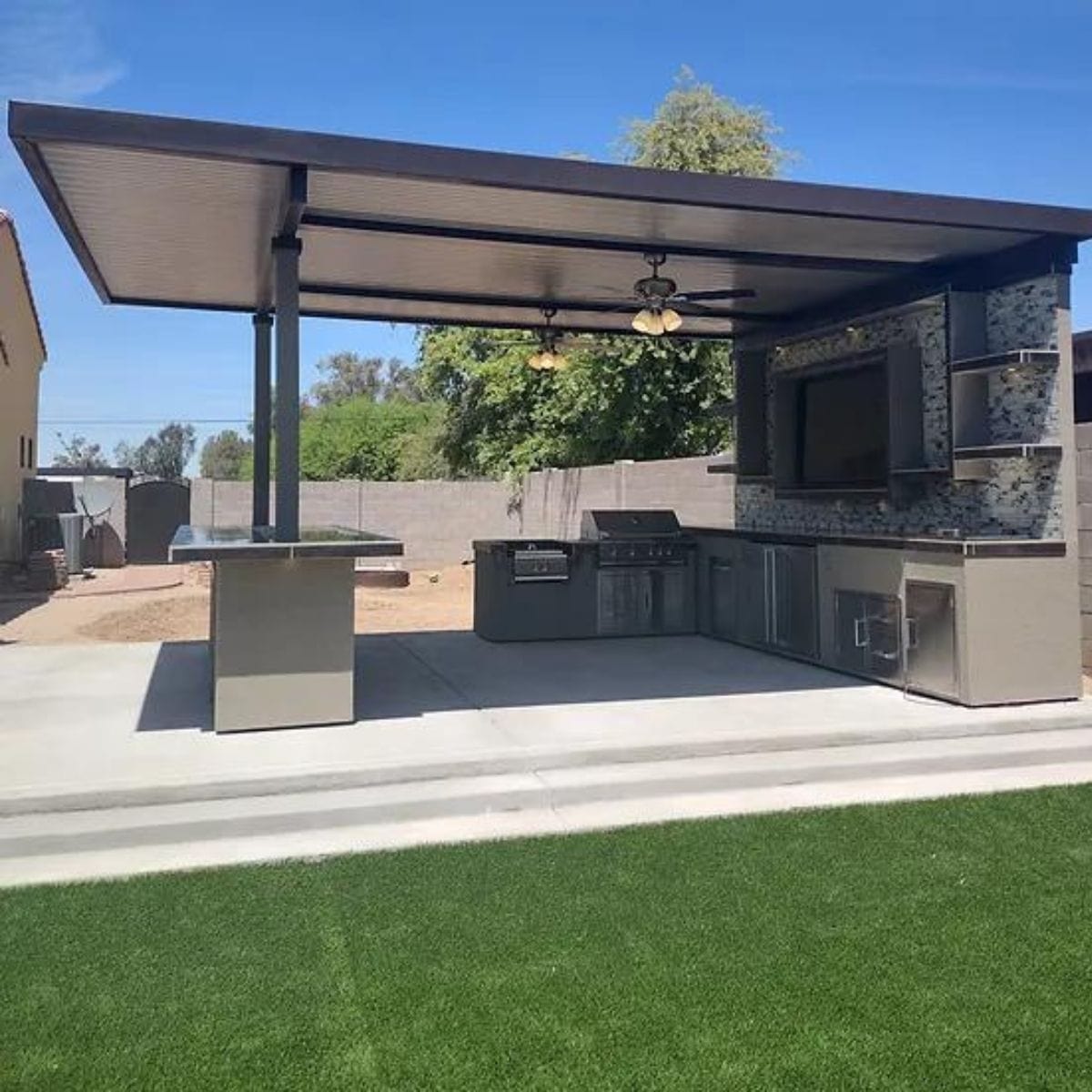 The included BBQ grill ensures excellent grilling performance, allowing you to prepare delicious meals for your family and friends.