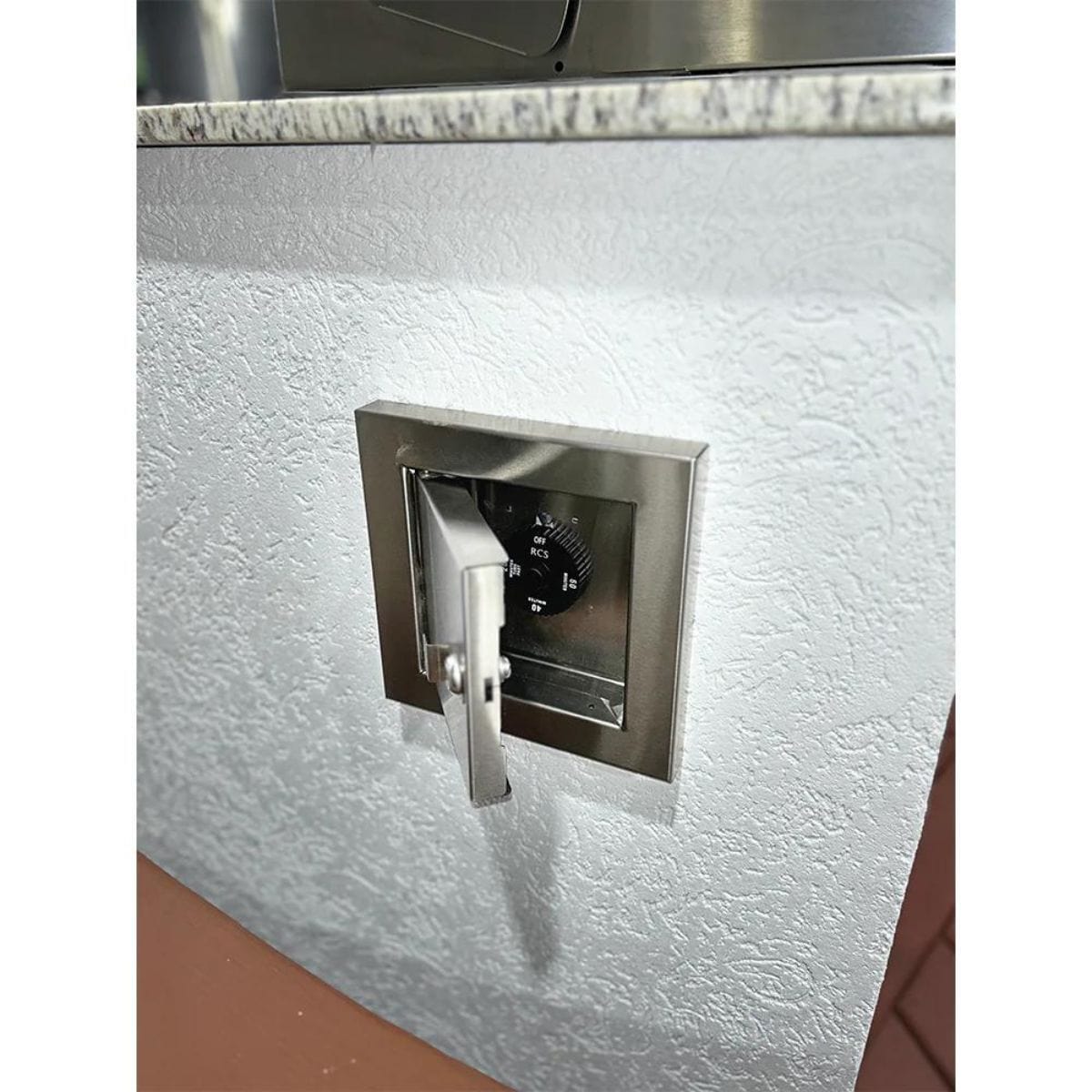 Features a 1/2" Female NPT